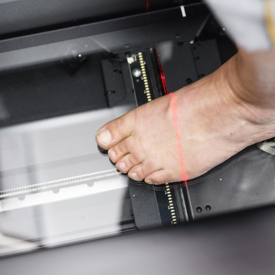 Ein 3D-Scanner erfasst die Füße.